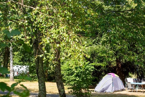camping-lac-saint-pardoux-emplacement-1