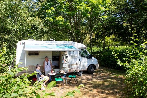 camping-lac-saint-pardoux-emplacement-2